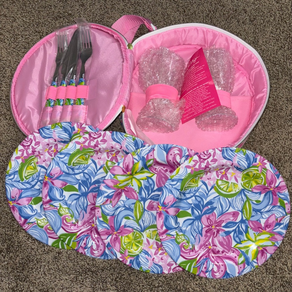 Lilly Pulitzer Squeeze the Day Picnic Set Floral Pink Carry Case with plates